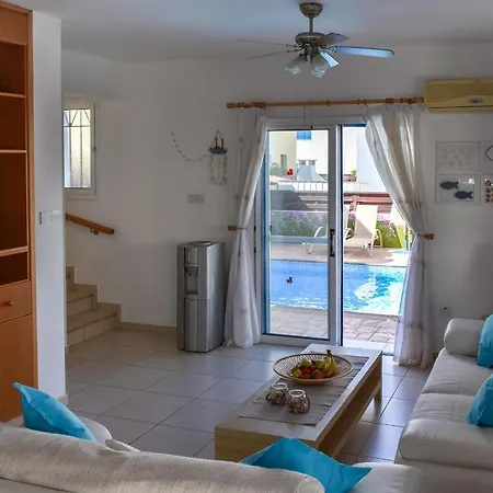 Charlotte بروتاراس